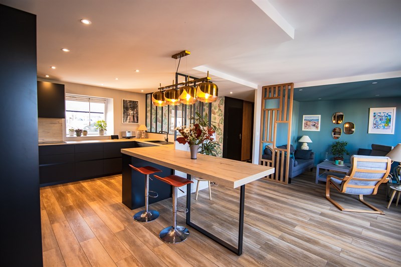 Cuisine ouverte de style moderne bois et noir au Havre | Raison Home